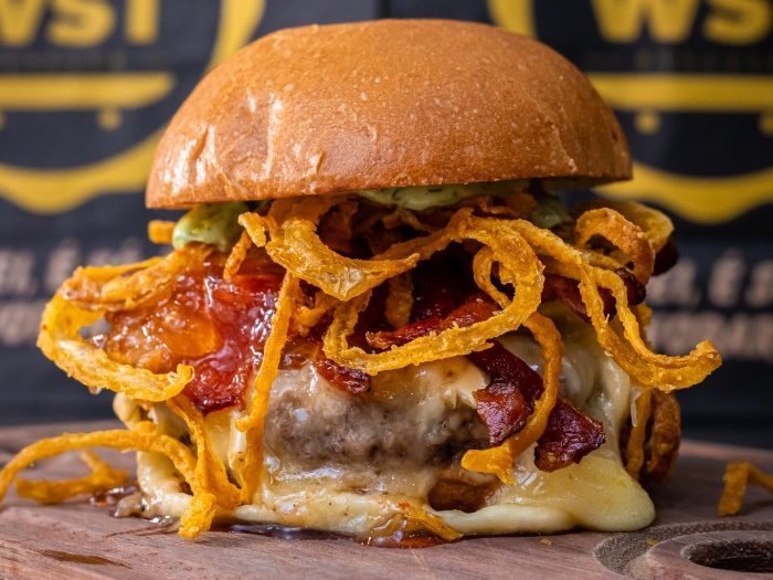 WST Burger Celebra Um Ano de Sucesso e Sabor em São Paulo